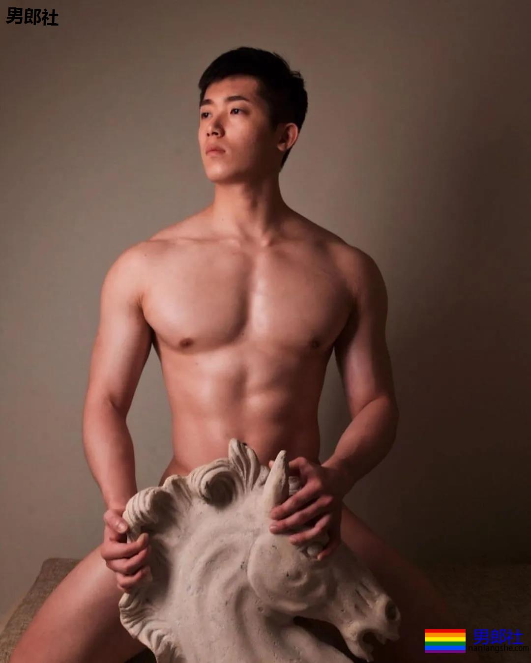 肌肉大胸制服小哥，INS私照好羞涩，腱子肉身材太犯规了！ - 51虹马