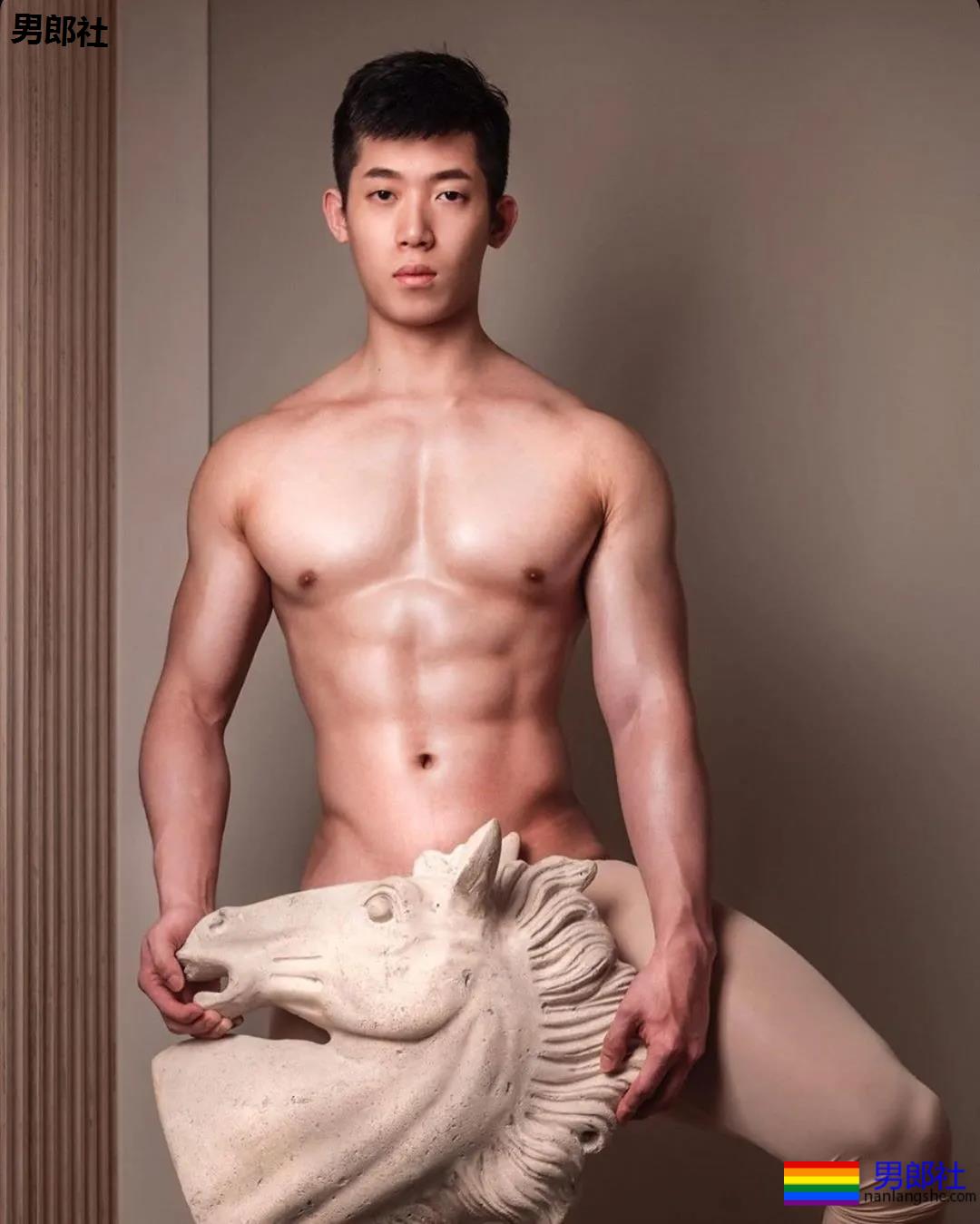 肌肉大胸制服小哥，INS私照好羞涩，腱子肉身材太犯规了！ - 51虹马