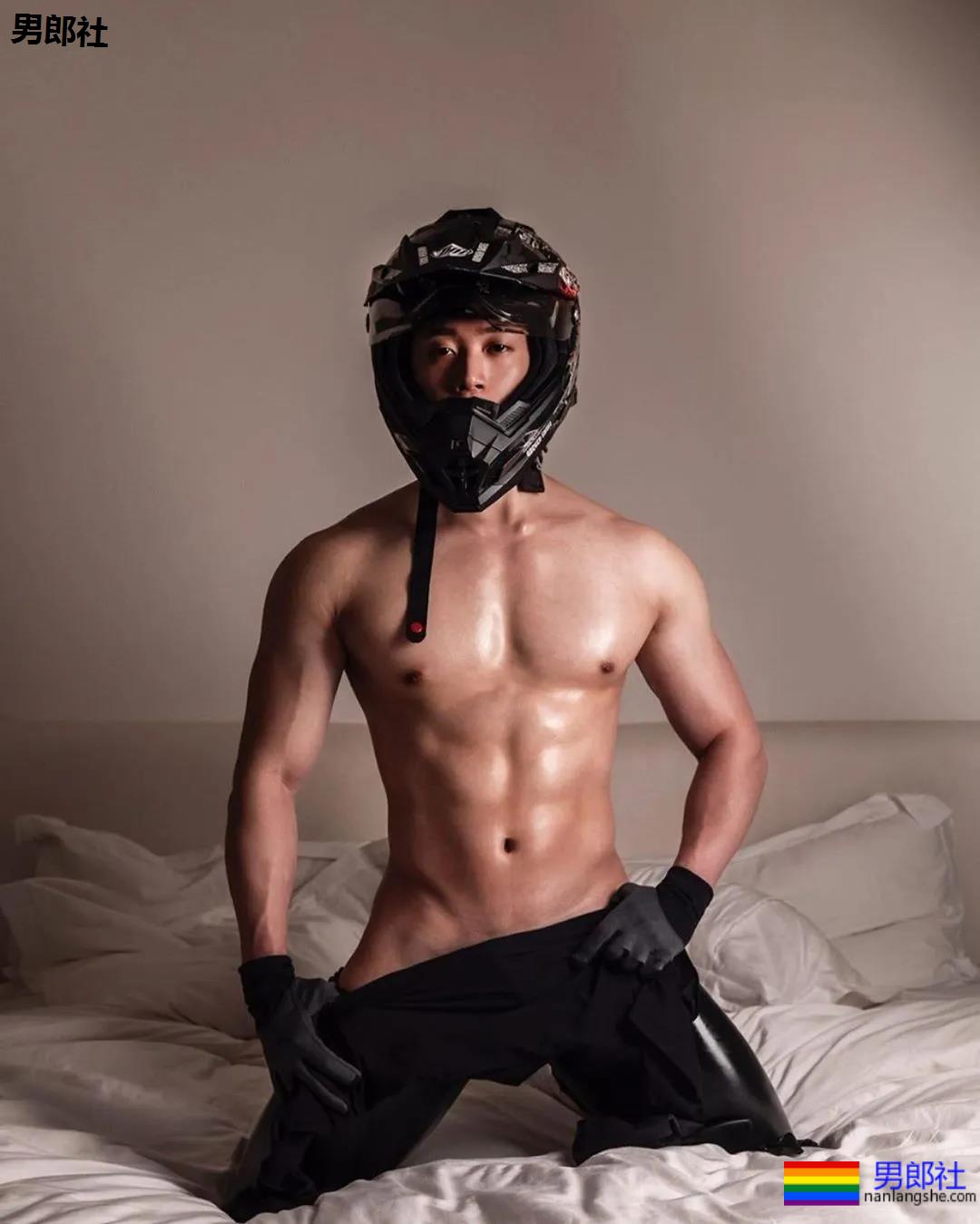 肌肉大胸制服小哥，INS私照好羞涩，腱子肉身材太犯规了！ - 51虹马