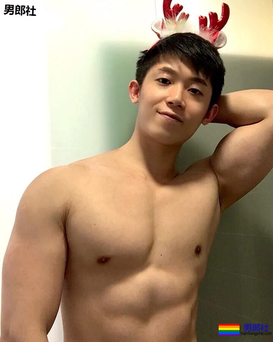 肌肉大胸制服小哥，INS私照好羞涩，腱子肉身材太犯规了！ - 51虹马