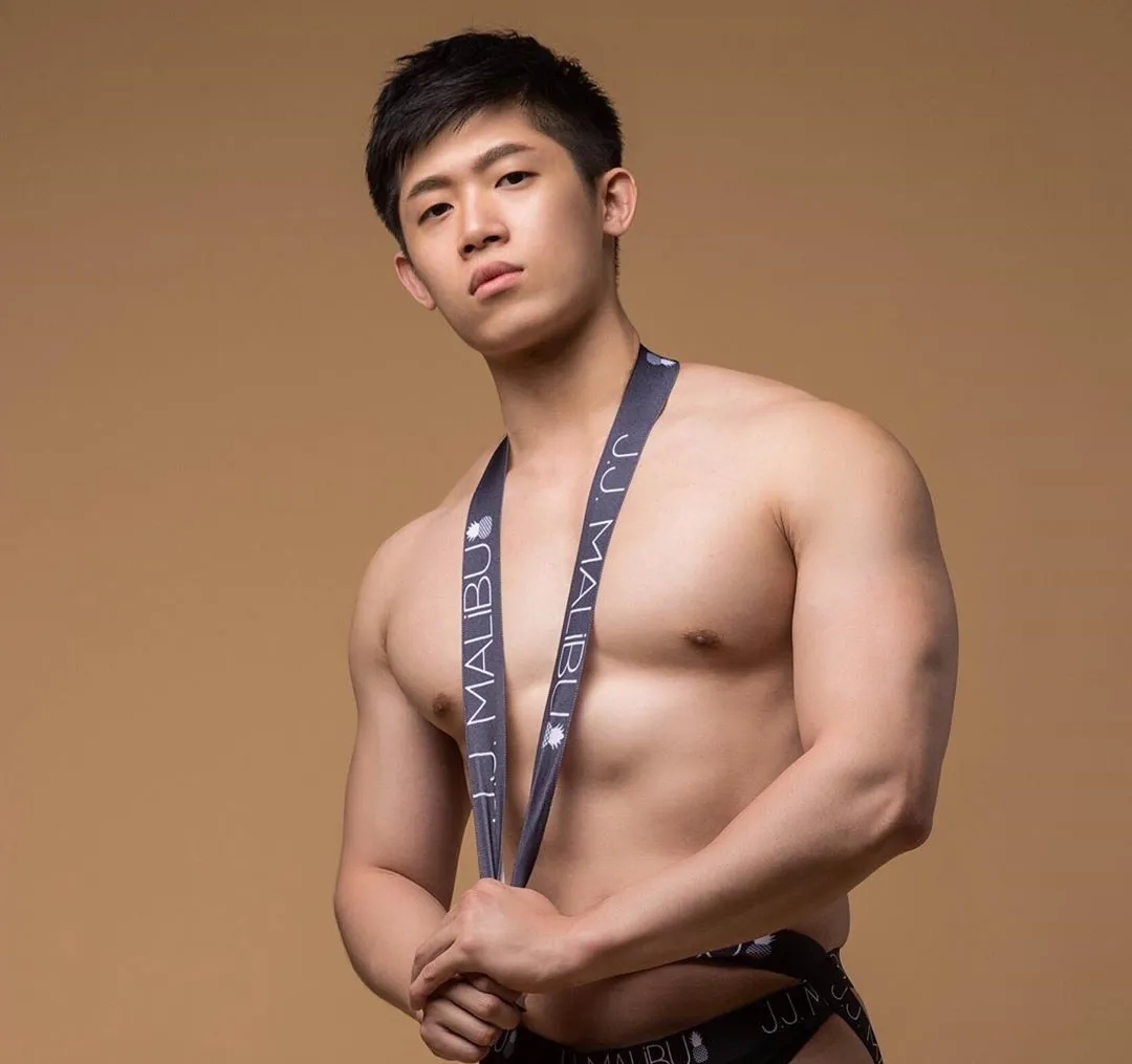 肌肉大胸制服小哥，INS私照好羞涩，腱子肉身材太犯规了！ - 51虹马