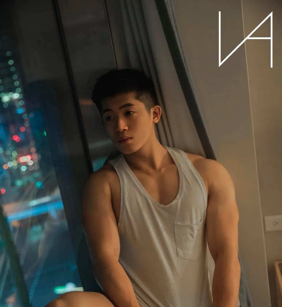 肌肉大胸制服小哥，INS私照好羞涩，腱子肉身材太犯规了！ - 51虹马