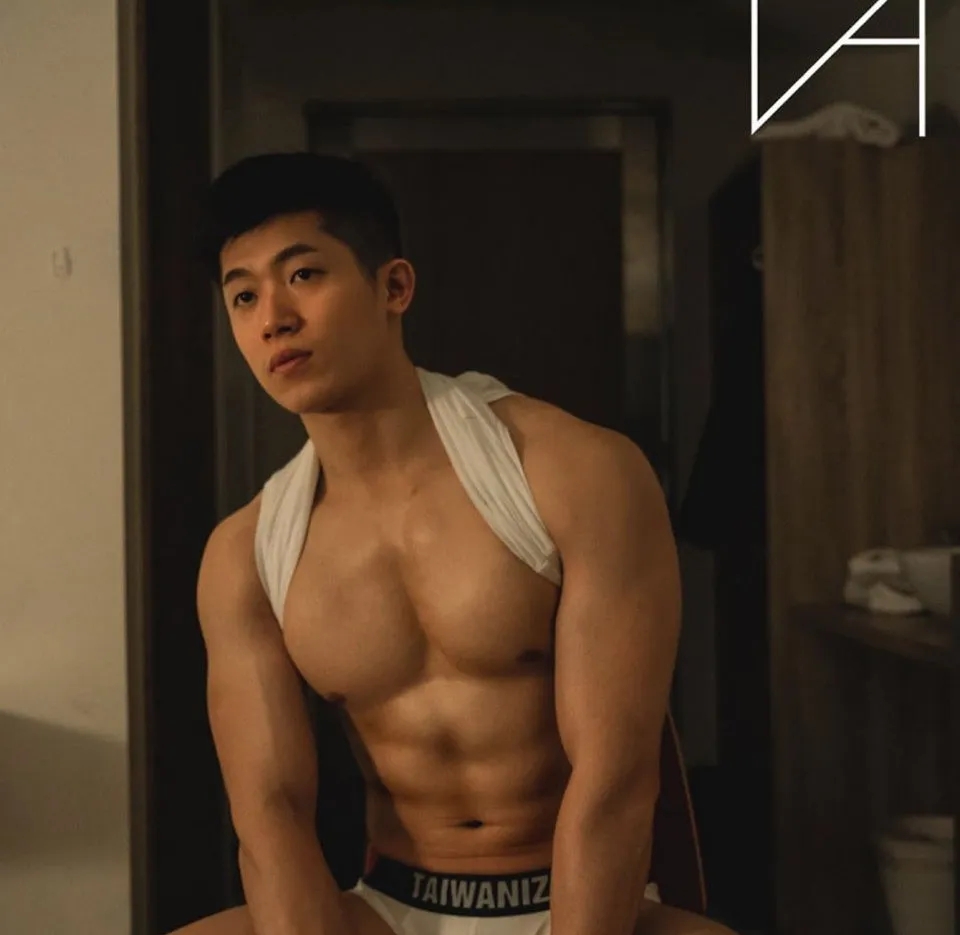 肌肉大胸制服小哥，INS私照好羞涩，腱子肉身材太犯规了！ - 51虹马