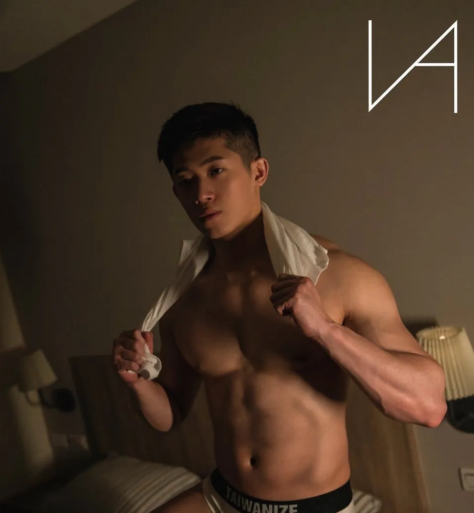 肌肉大胸制服小哥，INS私照好羞涩，腱子肉身材太犯规了！ - 51虹马