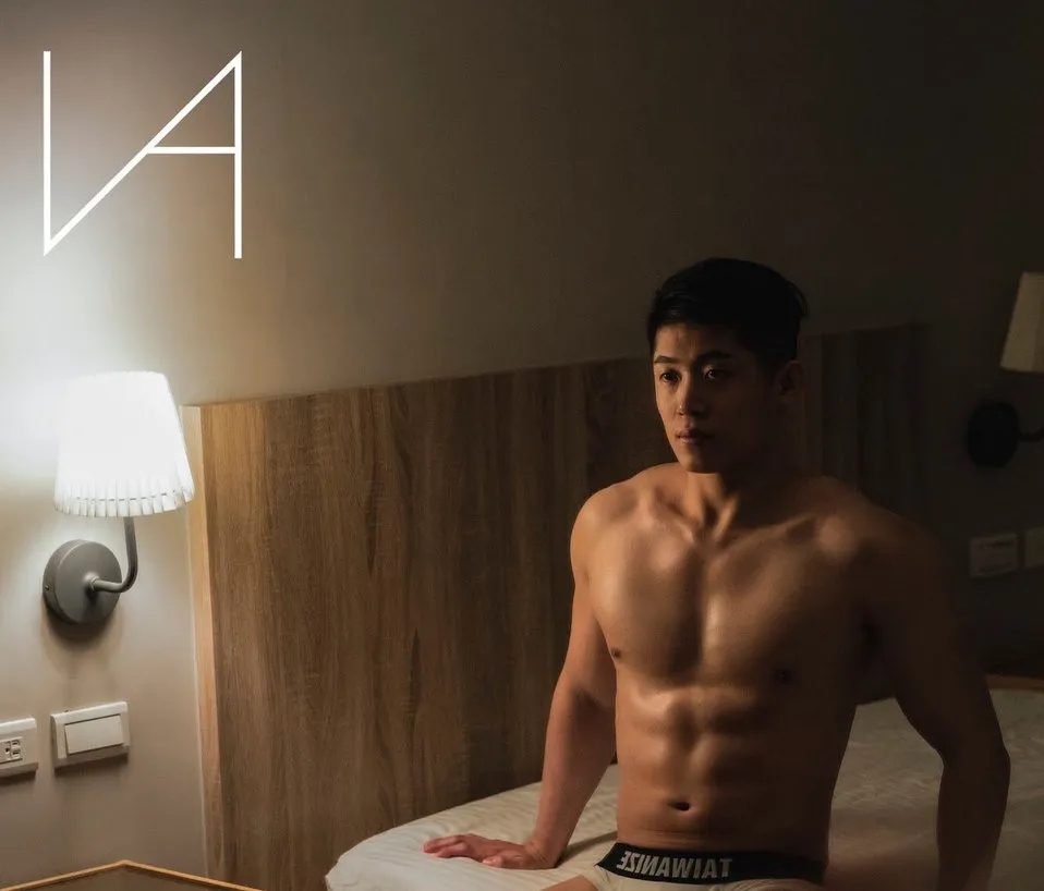 肌肉大胸制服小哥，INS私照好羞涩，腱子肉身材太犯规了！ - 51虹马