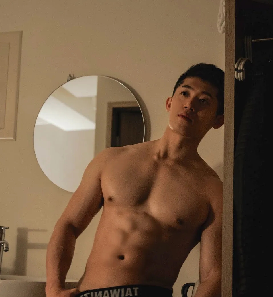 肌肉大胸制服小哥，INS私照好羞涩，腱子肉身材太犯规了！ - 51虹马