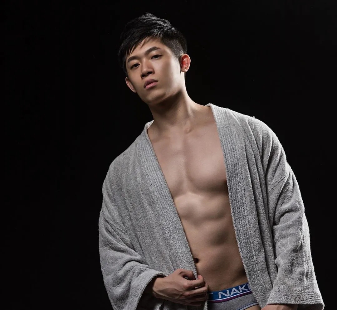 肌肉大胸制服小哥，INS私照好羞涩，腱子肉身材太犯规了！ - 51虹马