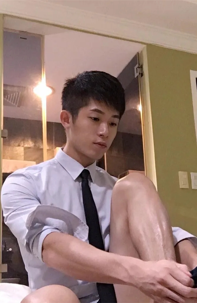 肌肉大胸制服小哥，INS私照好羞涩，腱子肉身材太犯规了！ - 51虹马