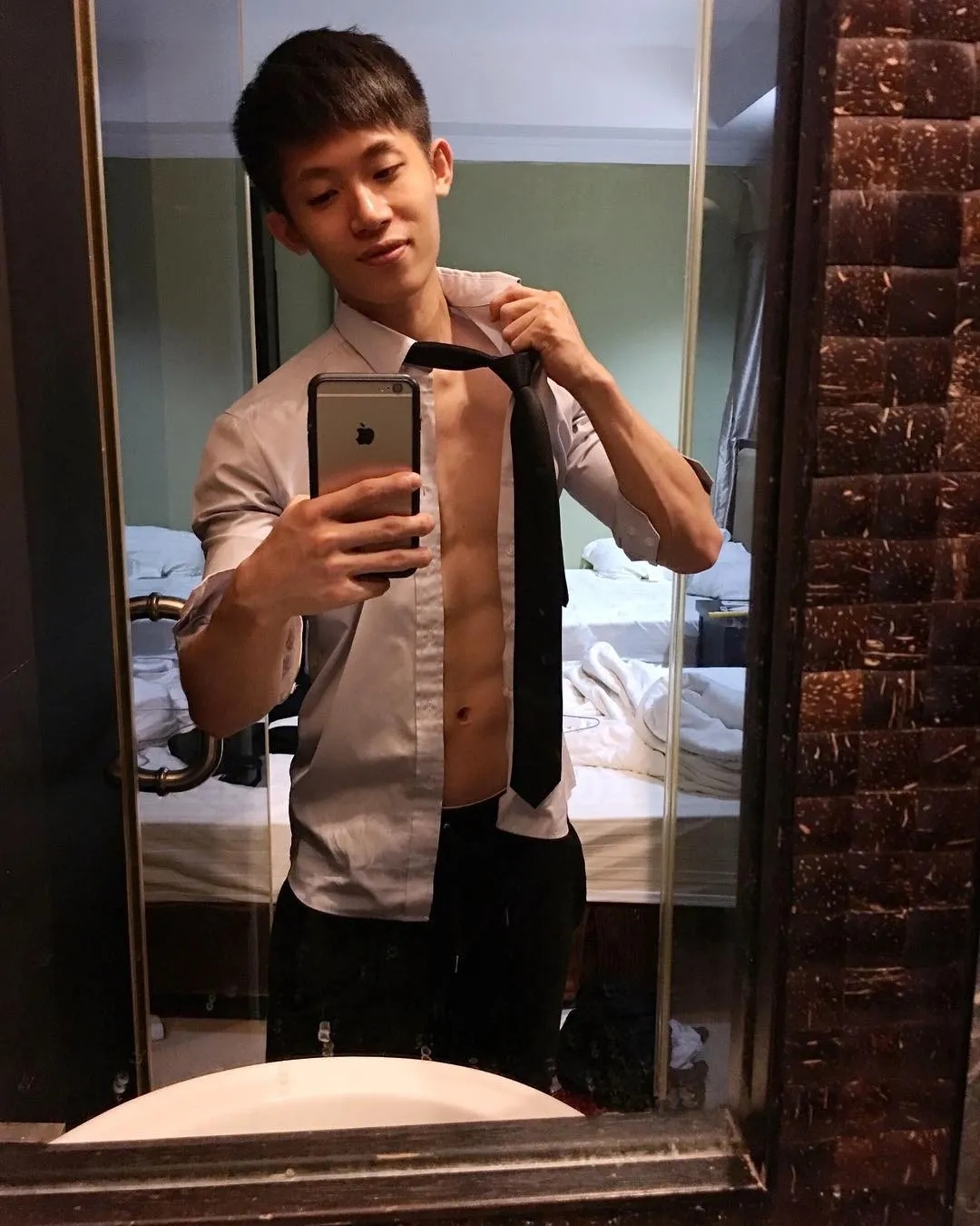 肌肉大胸制服小哥，INS私照好羞涩，腱子肉身材太犯规了！ - 51虹马