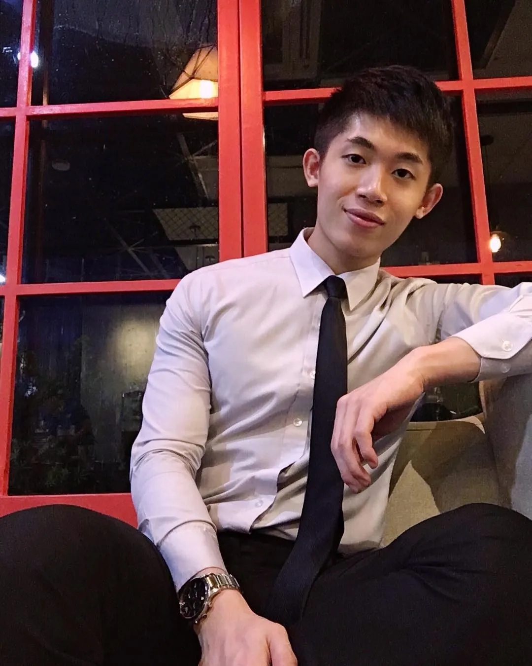 肌肉大胸制服小哥，INS私照好羞涩，腱子肉身材太犯规了！ - 51虹马