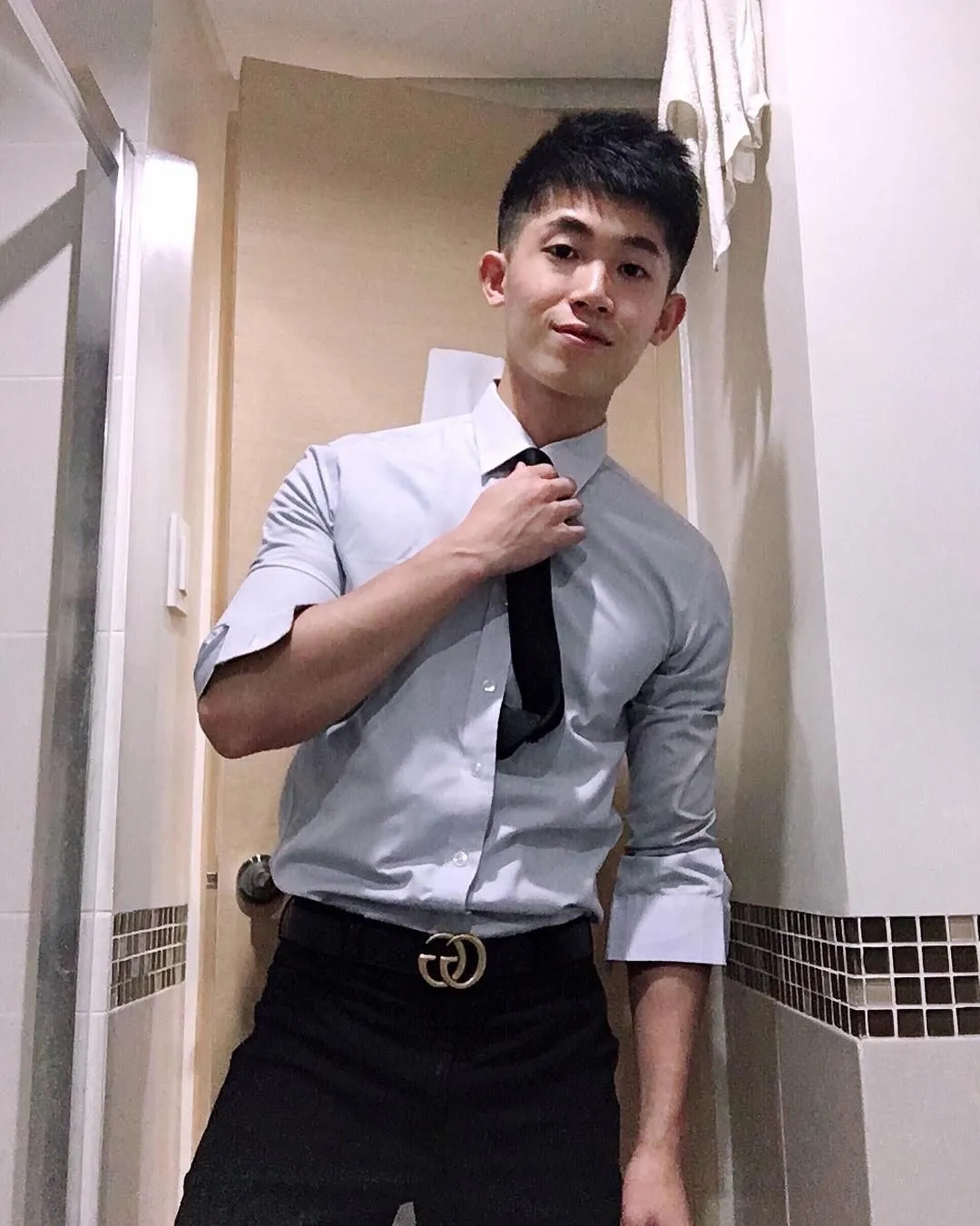 肌肉大胸制服小哥，INS私照好羞涩，腱子肉身材太犯规了！ - 51虹马