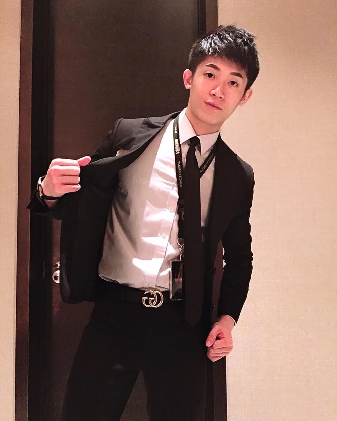 肌肉大胸制服小哥，INS私照好羞涩，腱子肉身材太犯规了！ - 51虹马