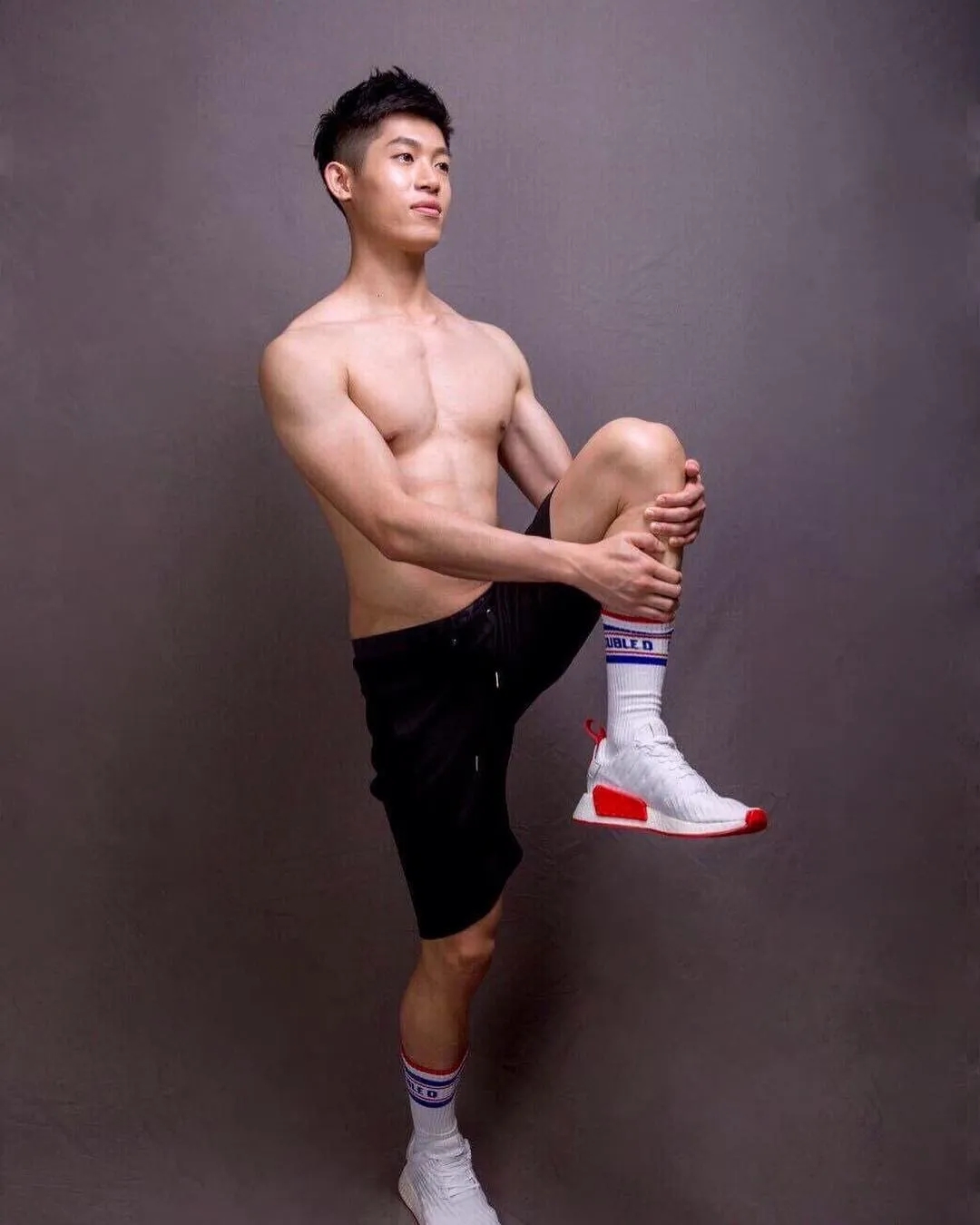 肌肉大胸制服小哥，INS私照好羞涩，腱子肉身材太犯规了！ - 51虹马