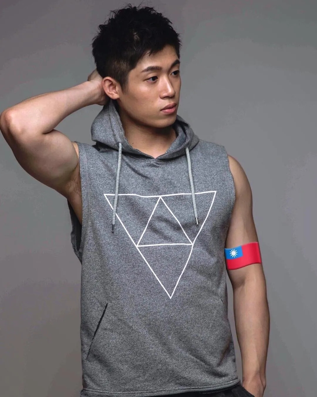 肌肉大胸制服小哥，INS私照好羞涩，腱子肉身材太犯规了！ - 51虹马