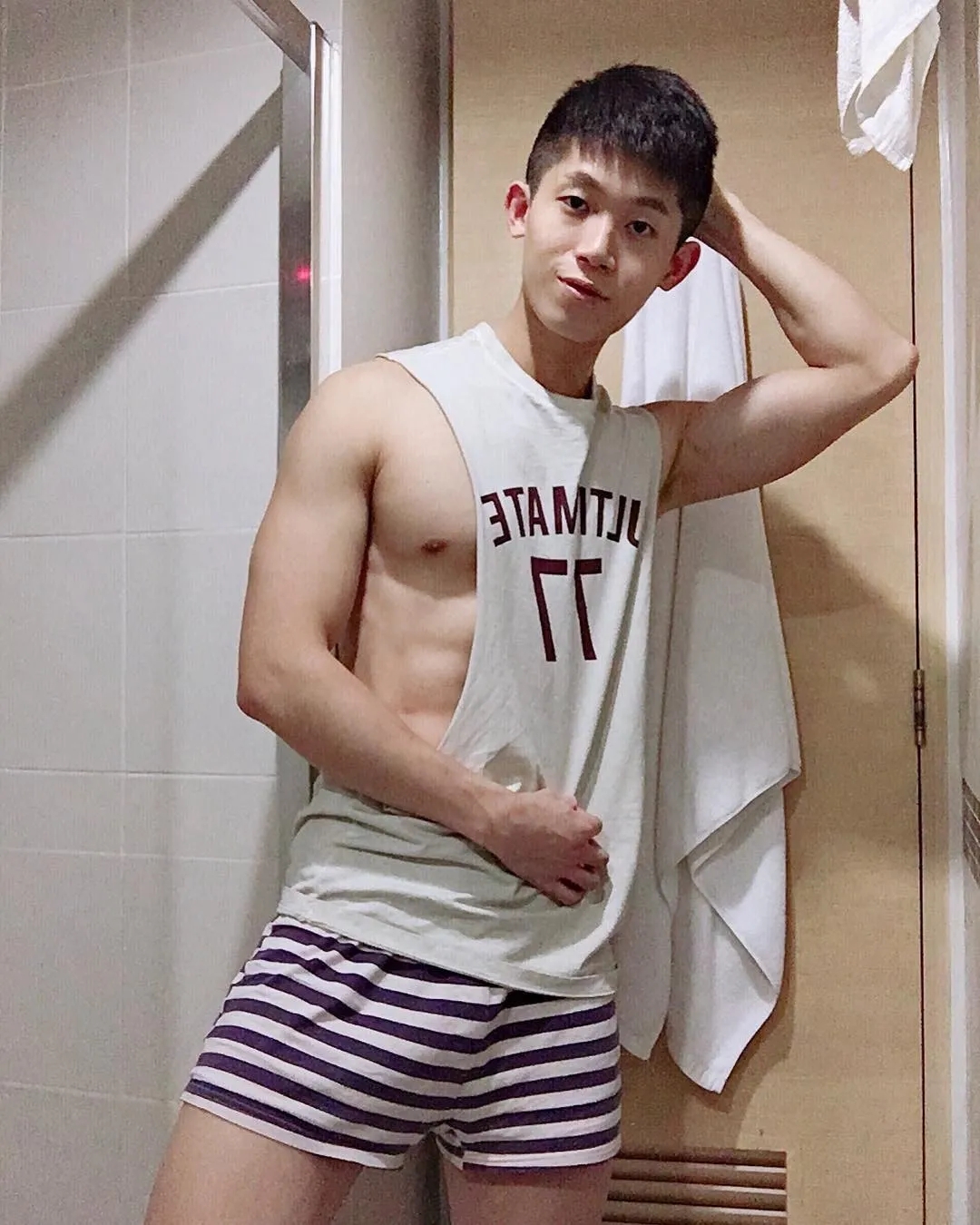 肌肉大胸制服小哥，INS私照好羞涩，腱子肉身材太犯规了！ - 51虹马