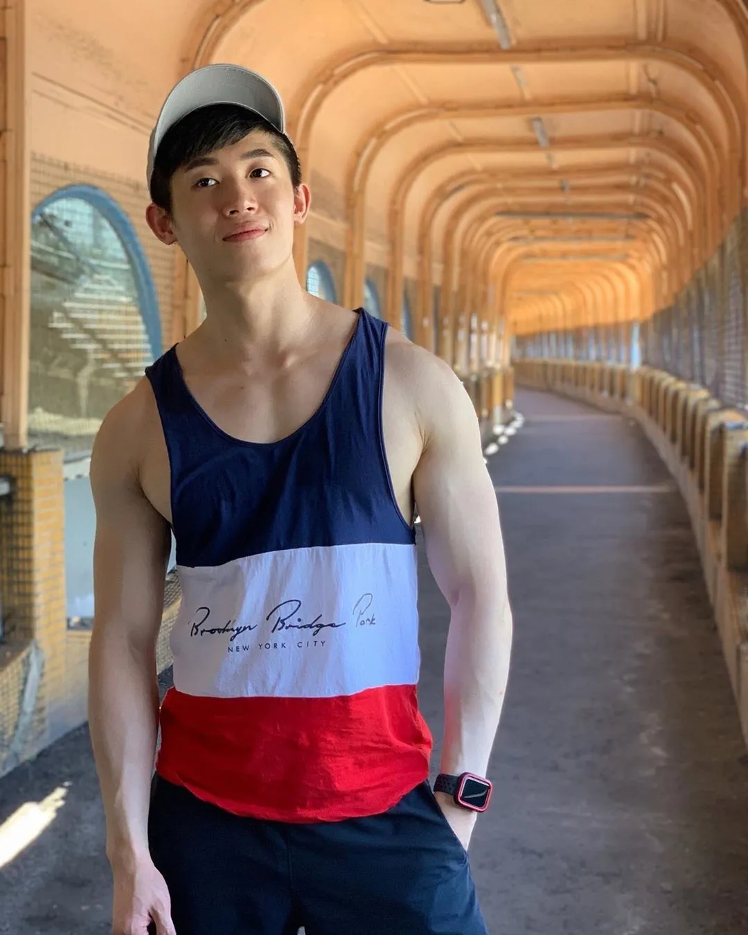 肌肉大胸制服小哥，INS私照好羞涩，腱子肉身材太犯规了！ - 51虹马