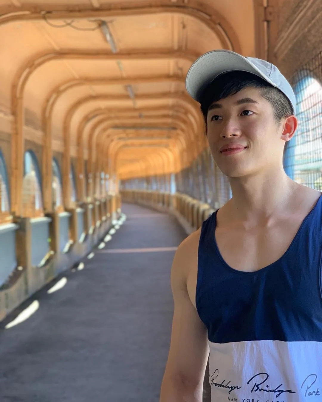 肌肉大胸制服小哥，INS私照好羞涩，腱子肉身材太犯规了！ - 51虹马