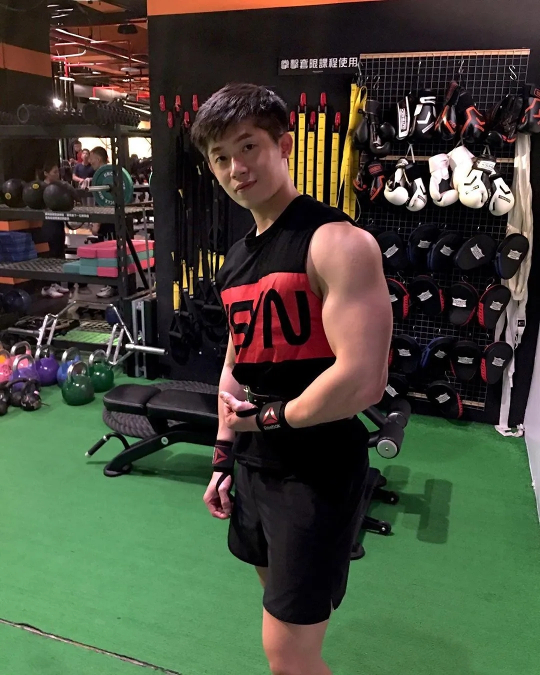 肌肉大胸制服小哥，INS私照好羞涩，腱子肉身材太犯规了！ - 51虹马