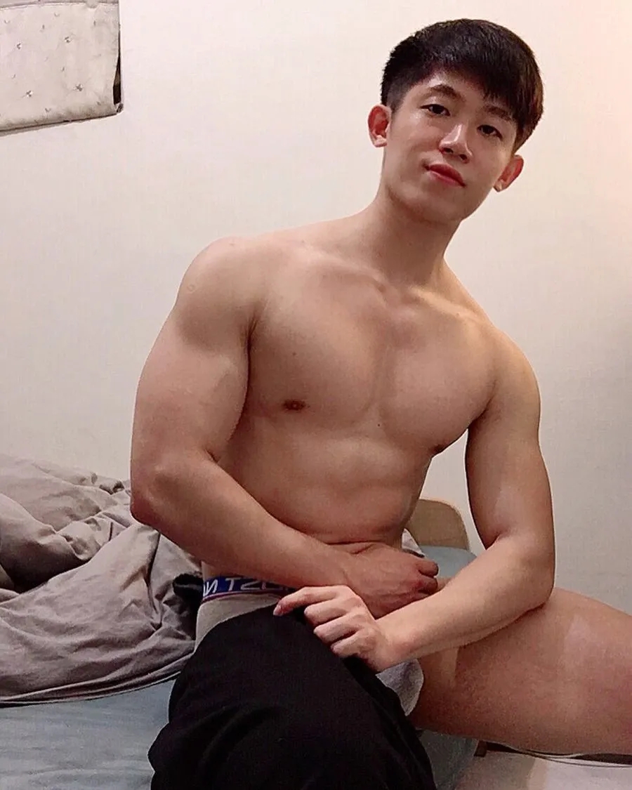 肌肉大胸制服小哥，INS私照好羞涩，腱子肉身材太犯规了！ - 51虹马