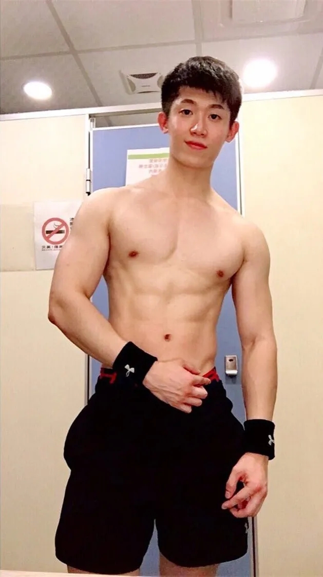 肌肉大胸制服小哥，INS私照好羞涩，腱子肉身材太犯规了！ - 51虹马