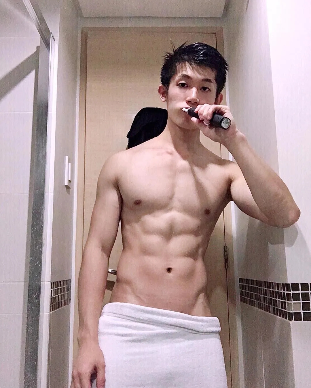 肌肉大胸制服小哥，INS私照好羞涩，腱子肉身材太犯规了！ - 51虹马