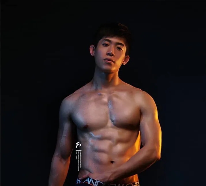 肌肉大胸制服小哥，INS私照好羞涩，腱子肉身材太犯规了！ - 51虹马