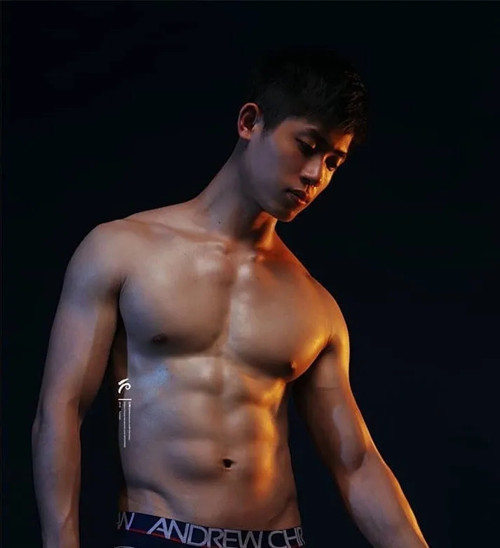 肌肉大胸制服小哥，INS私照好羞涩，腱子肉身材太犯规了！ - 51虹马