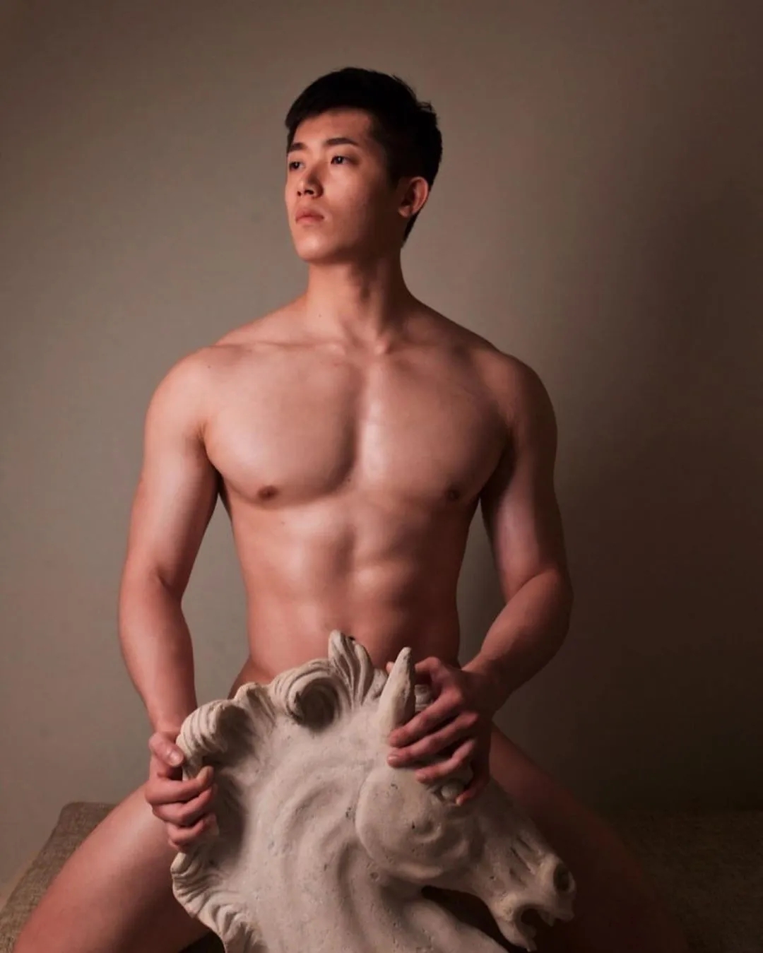 肌肉大胸制服小哥，INS私照好羞涩，腱子肉身材太犯规了！ - 51虹马