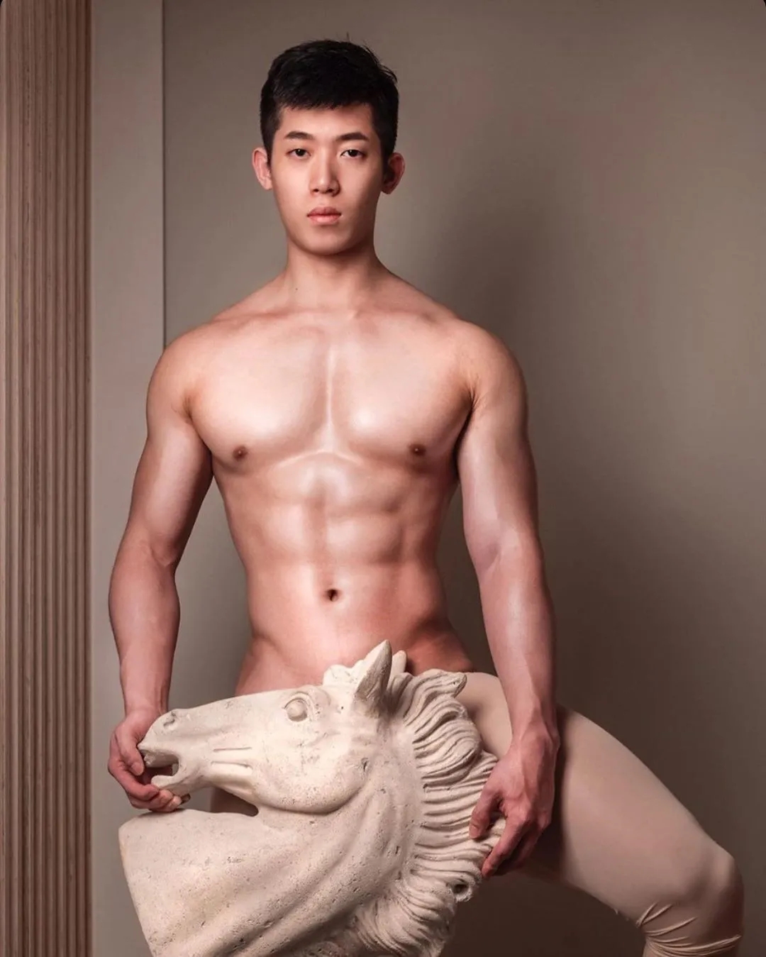 肌肉大胸制服小哥，INS私照好羞涩，腱子肉身材太犯规了！ - 51虹马