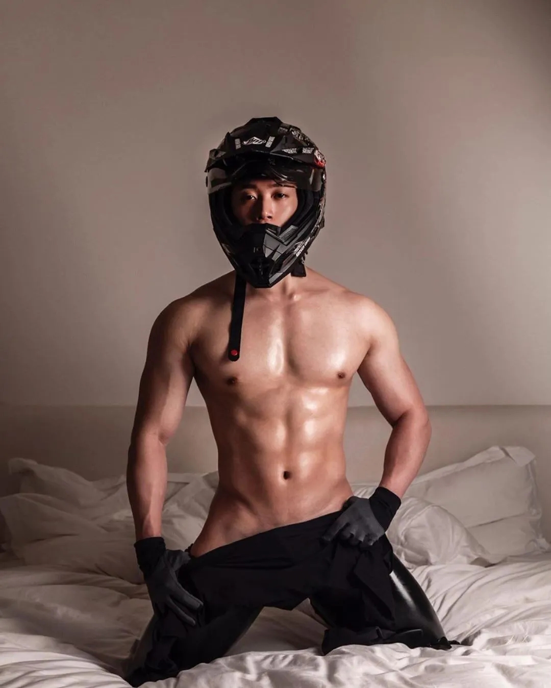 肌肉大胸制服小哥，INS私照好羞涩，腱子肉身材太犯规了！ - 51虹马