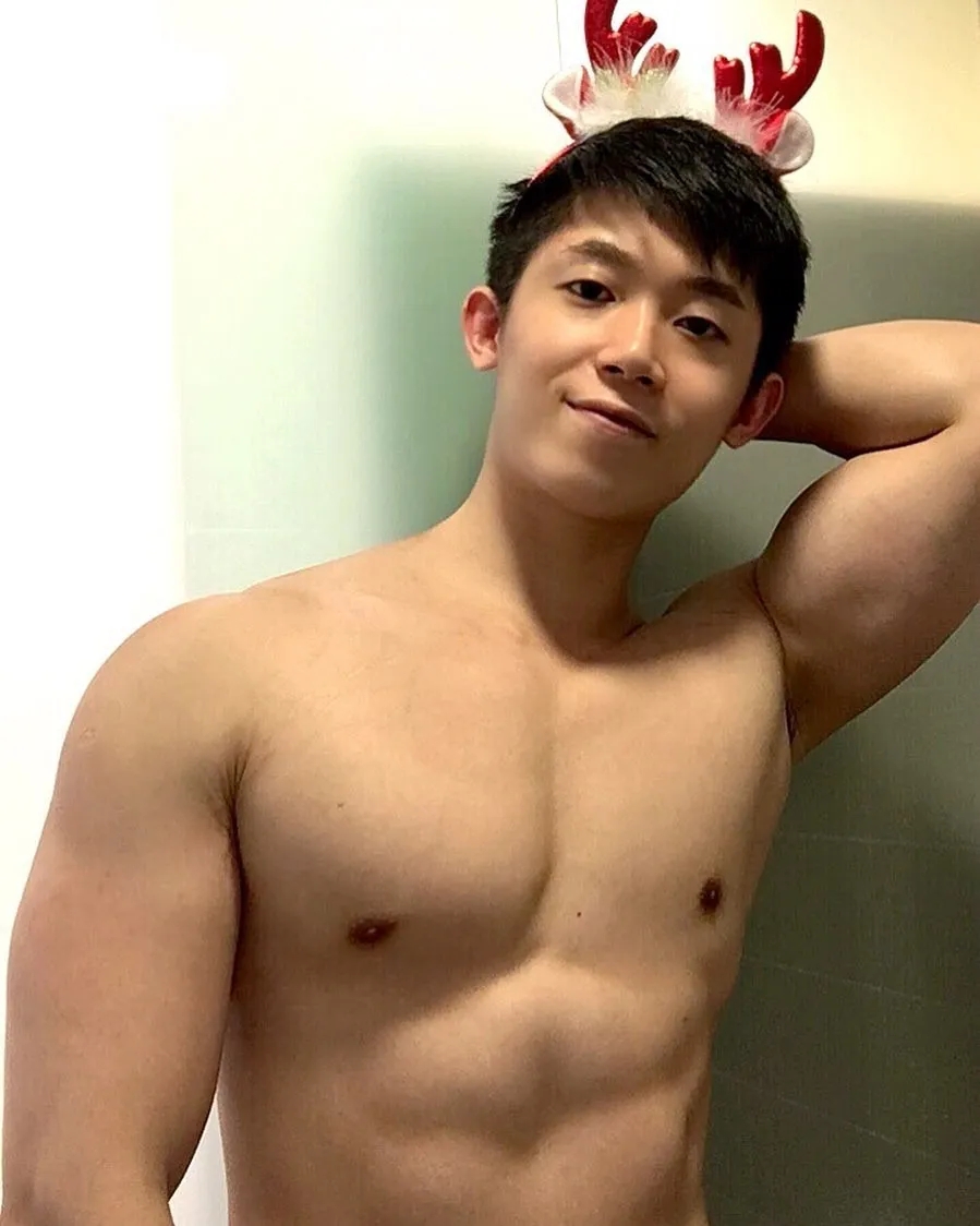 肌肉大胸制服小哥，INS私照好羞涩，腱子肉身材太犯规了！ - 51虹马