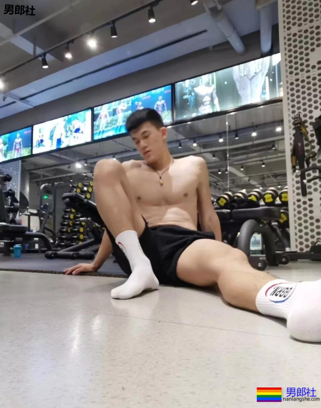 "摩擦生欲"，肌肉型男喷血床上私照。 - 51虹马