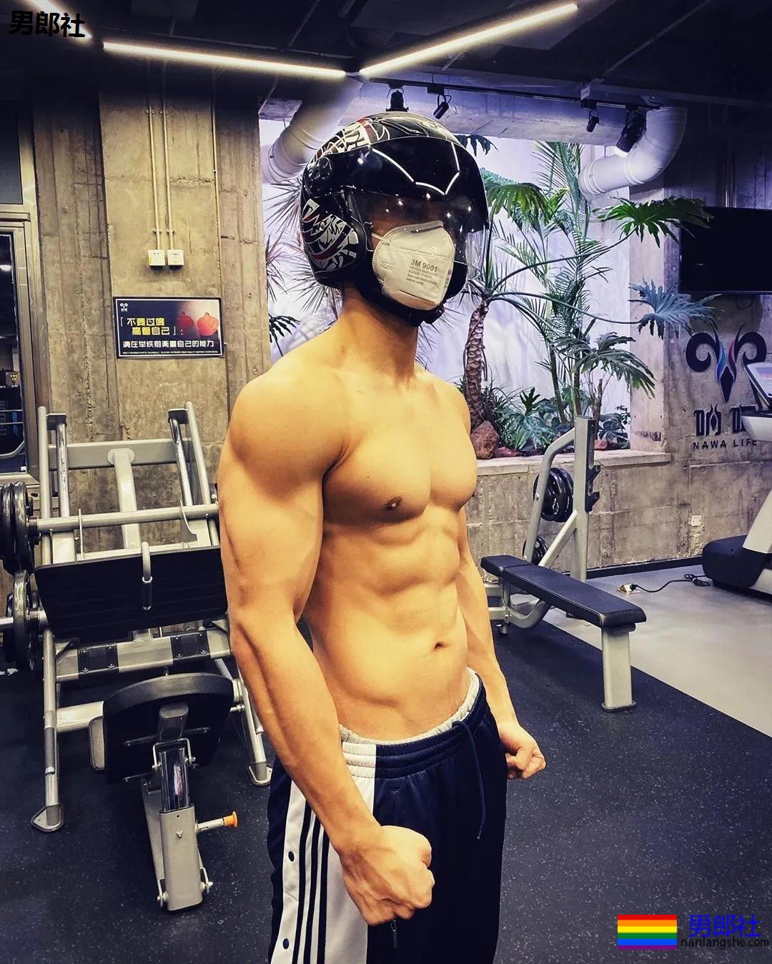 "摩擦生欲"，肌肉型男喷血床上私照。 - 51虹马