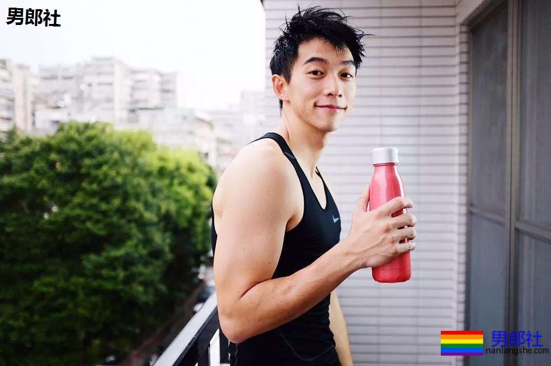 "摩擦生欲"，肌肉型男喷血床上私照。 - 51虹马