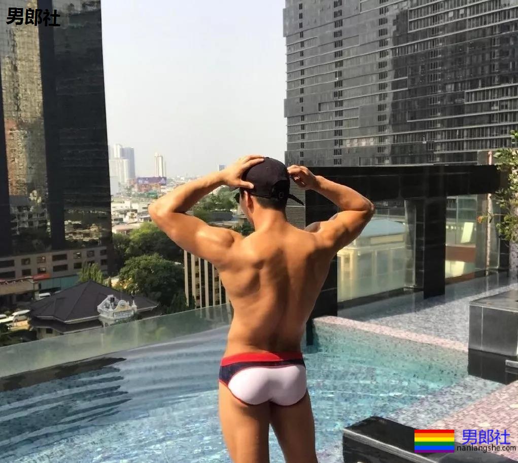 "摩擦生欲"，肌肉型男喷血床上私照。 - 51虹马