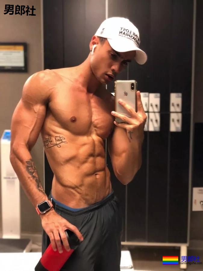 "摩擦生欲"，肌肉型男喷血床上私照。 - 51虹马