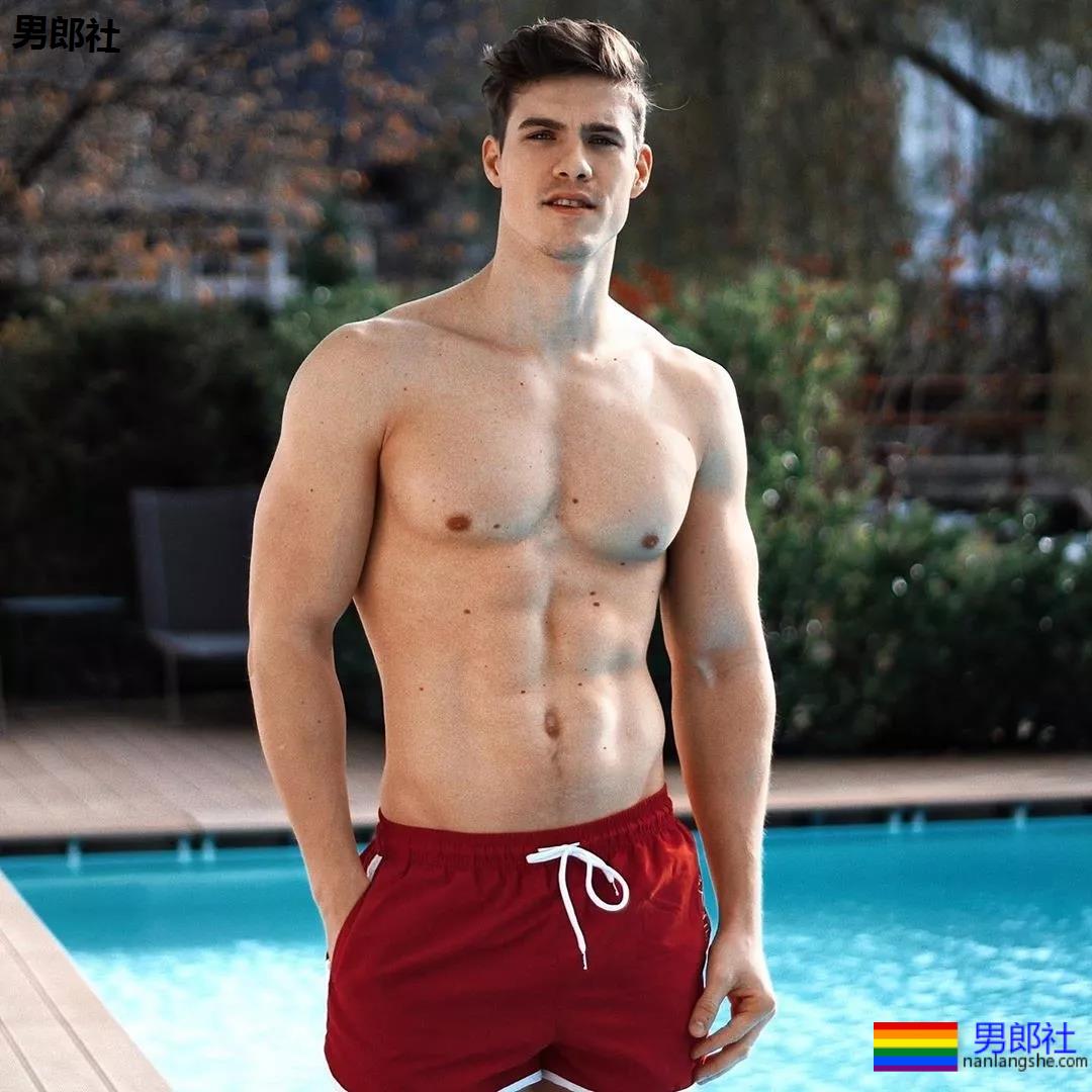 "摩擦生欲"，肌肉型男喷血床上私照。 - 51虹马