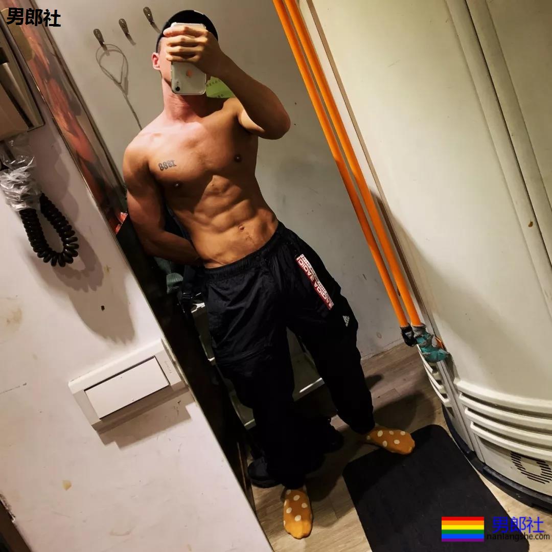 "摩擦生欲"，肌肉型男喷血床上私照。 - 51虹马