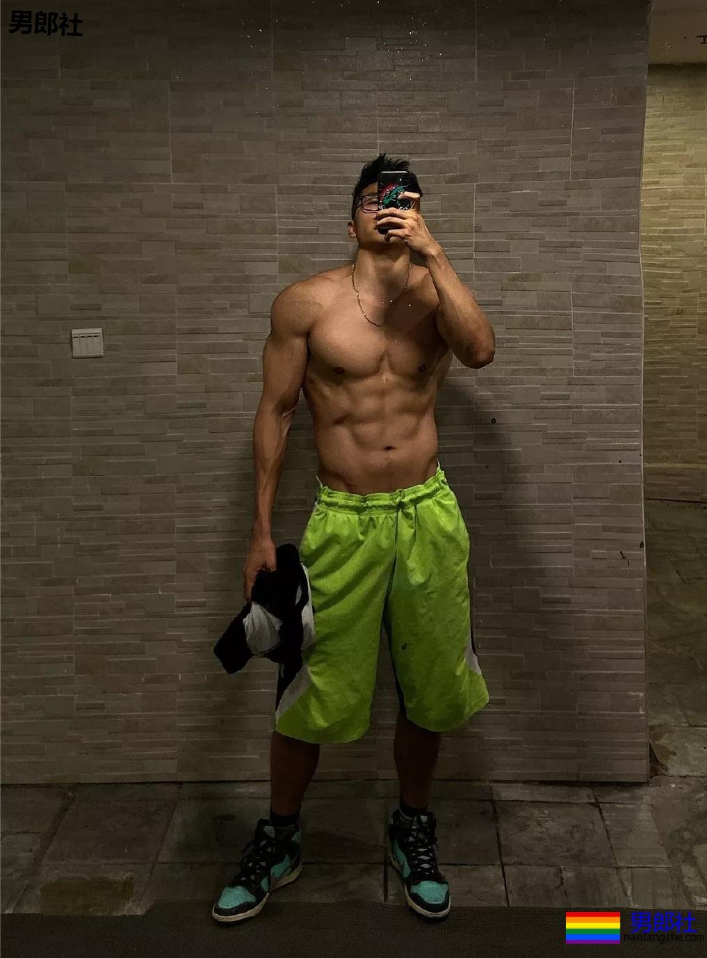 "摩擦生欲"，肌肉型男喷血床上私照。 - 51虹马