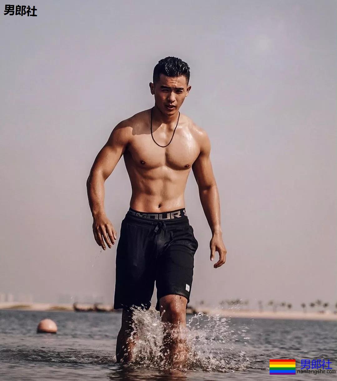 "摩擦生欲"，肌肉型男喷血床上私照。 - 51虹马