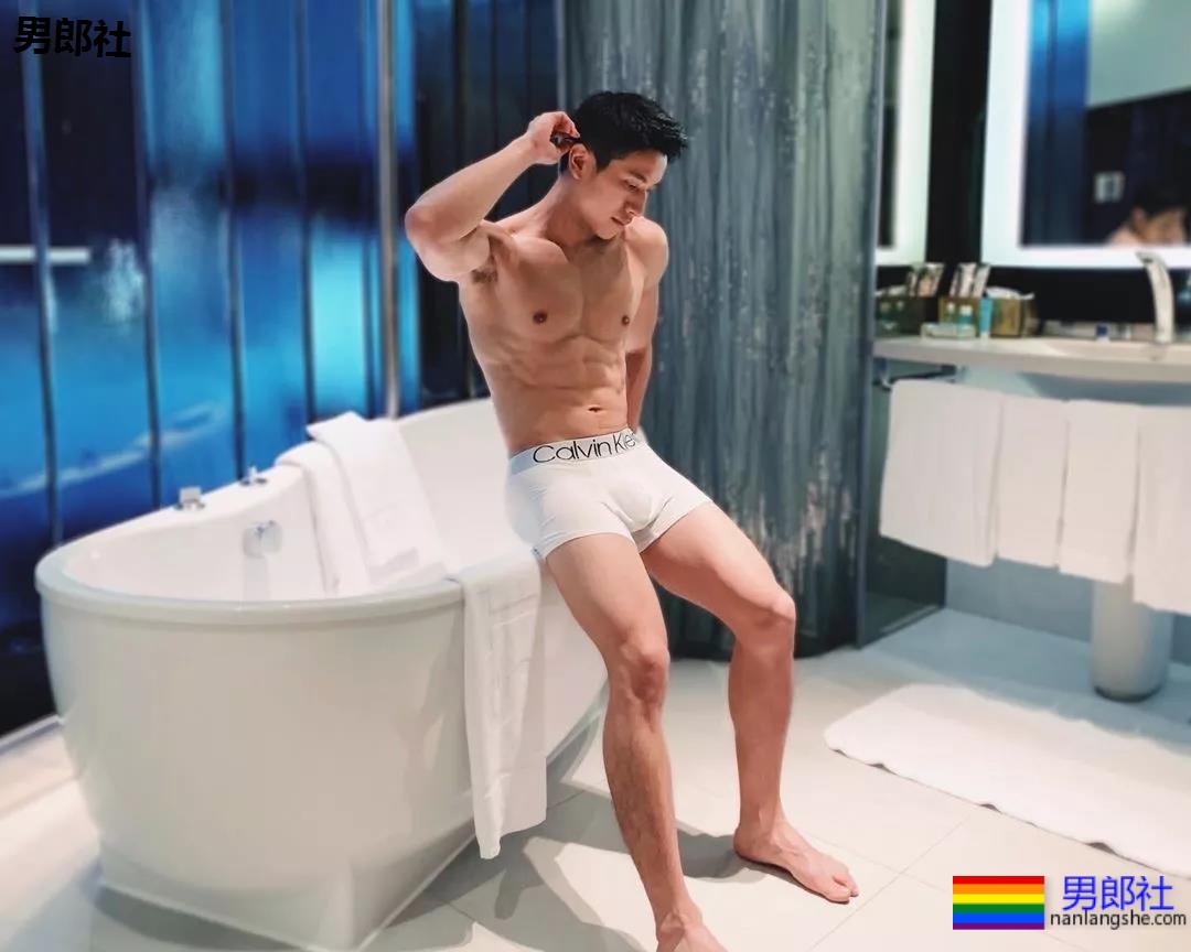 "摩擦生欲"，肌肉型男喷血床上私照。 - 51虹马