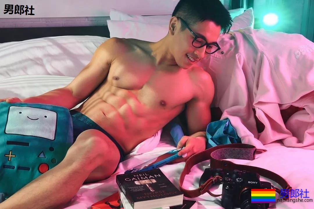 "摩擦生欲"，肌肉型男喷血床上私照。 - 51虹马