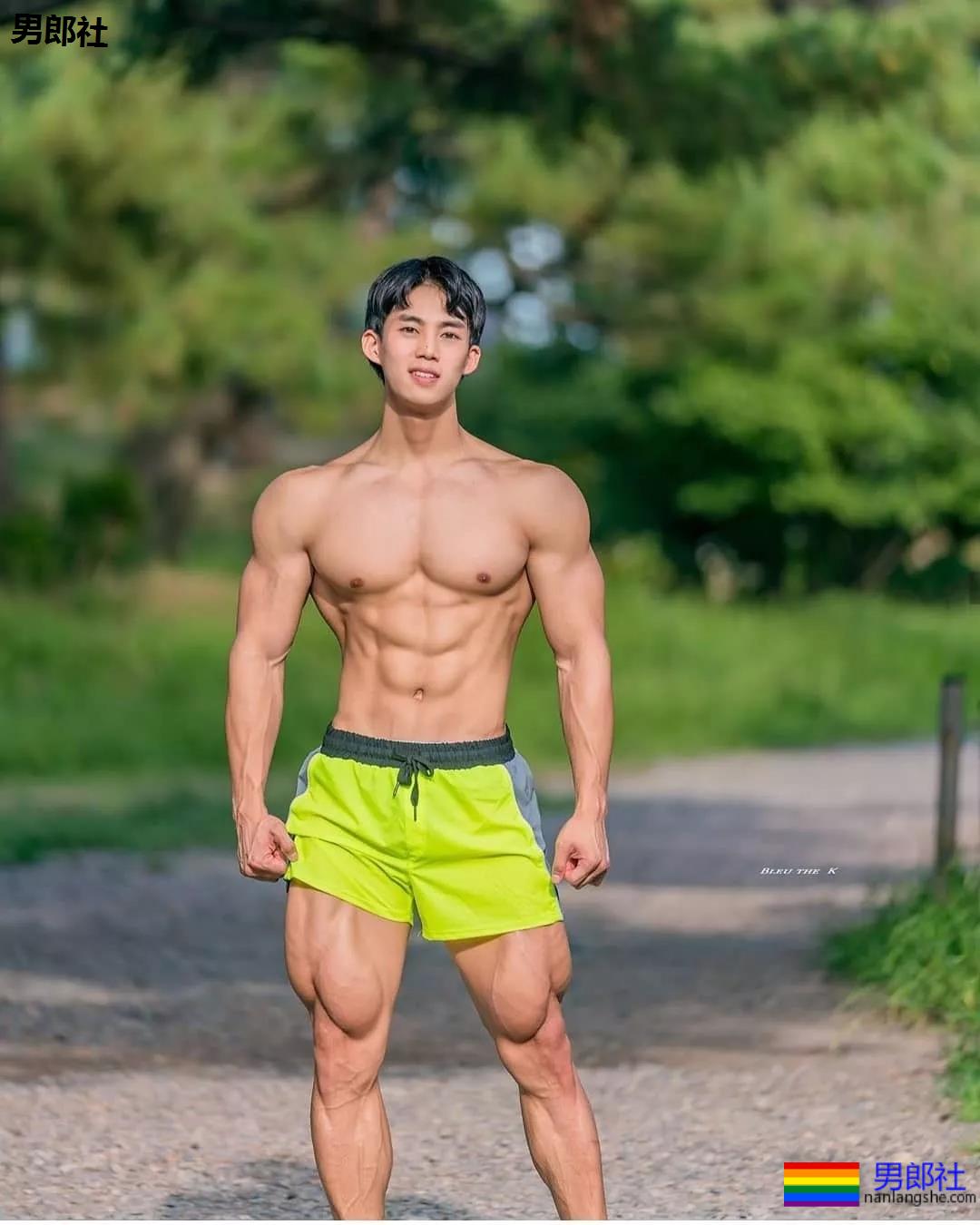 "摩擦生欲"，肌肉型男喷血床上私照。 - 51虹马