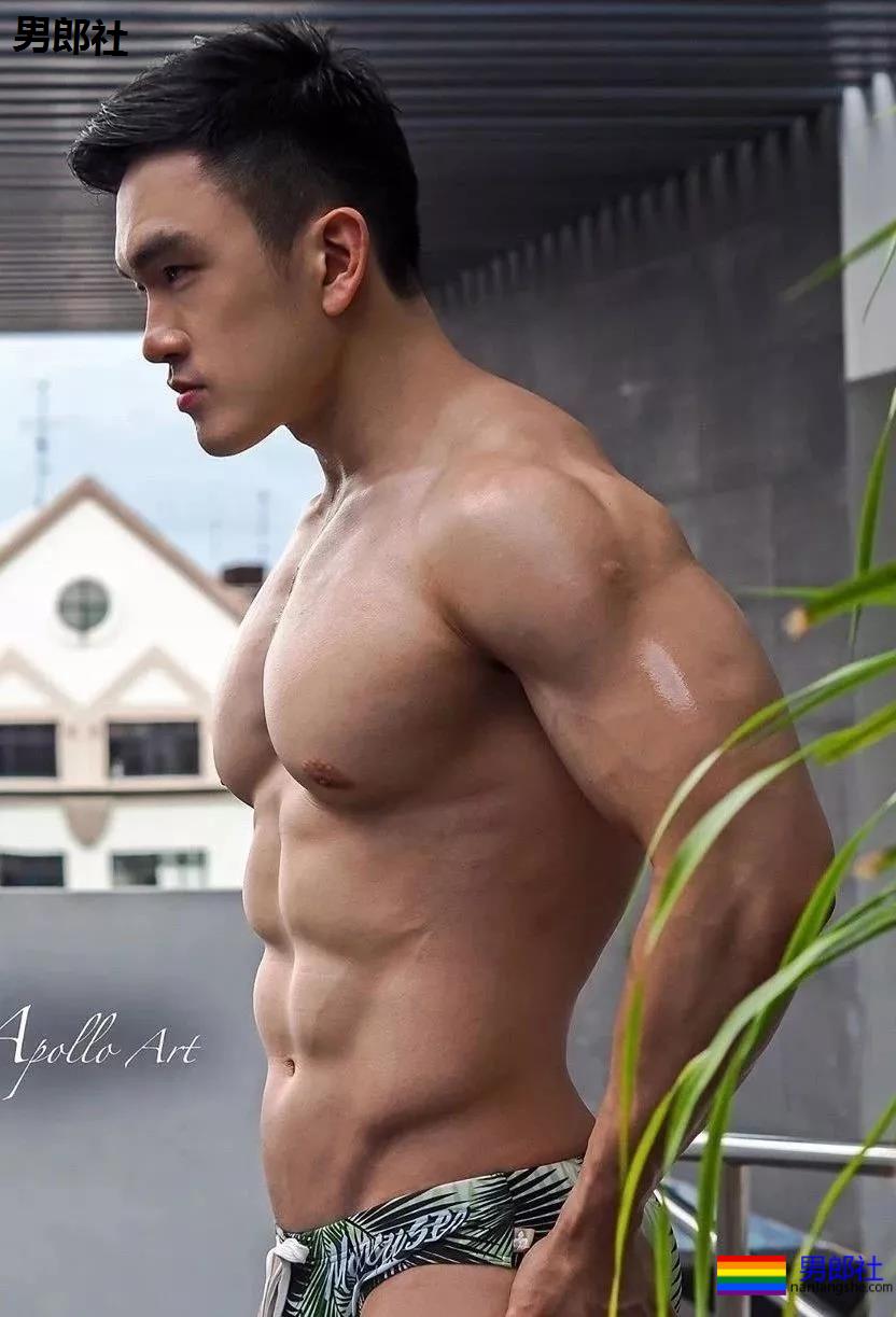 "摩擦生欲"，肌肉型男喷血床上私照。 - 51虹马