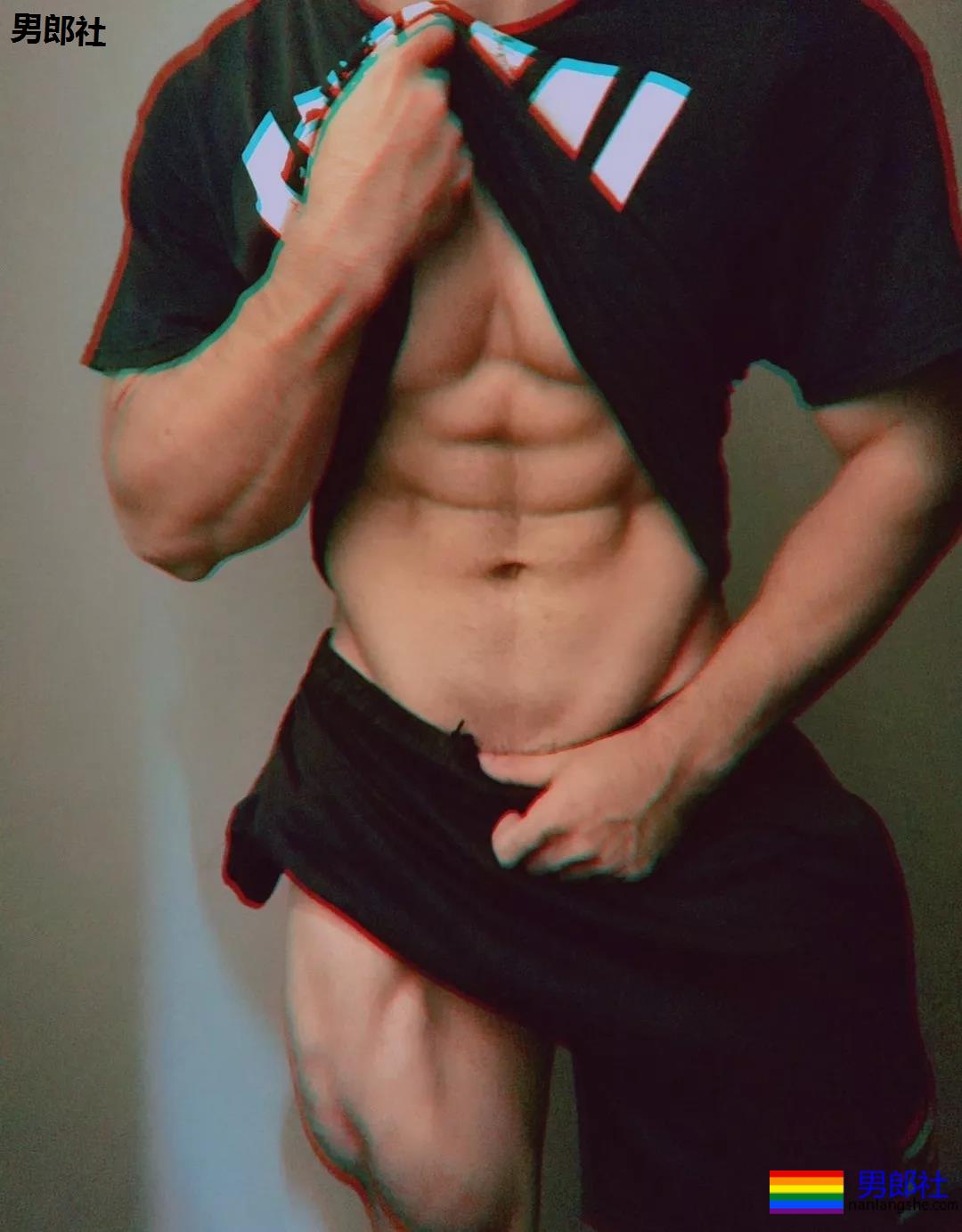 "摩擦生欲"，肌肉型男喷血床上私照。 - 51虹马