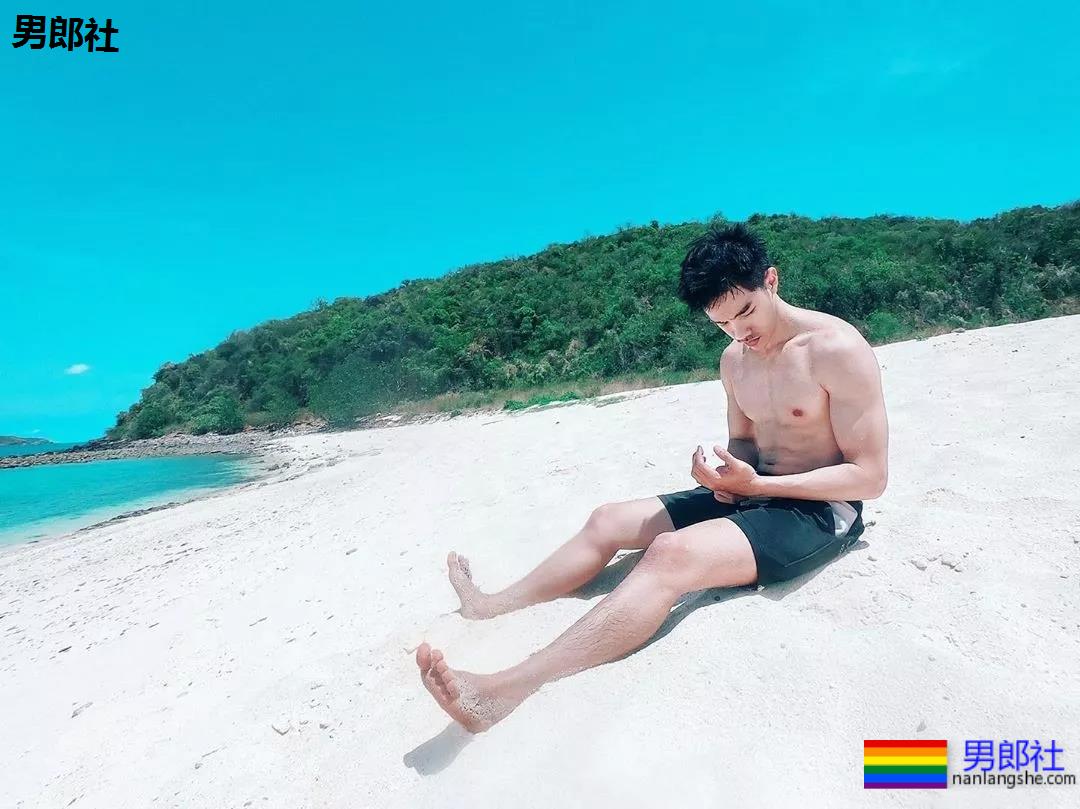 "摩擦生欲"，肌肉型男喷血床上私照。 - 51虹马