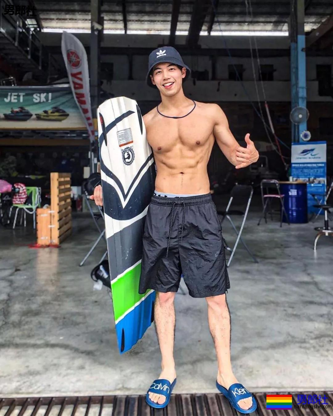 "摩擦生欲"，肌肉型男喷血床上私照。 - 51虹马