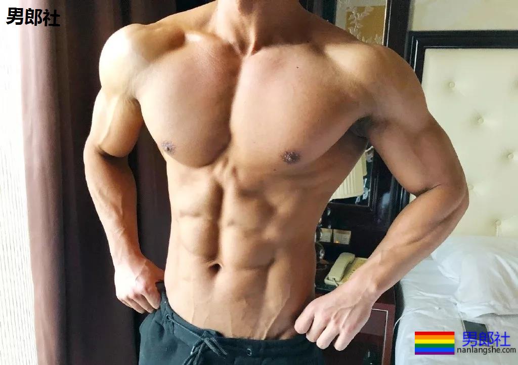 "摩擦生欲"，肌肉型男喷血床上私照。 - 51虹马