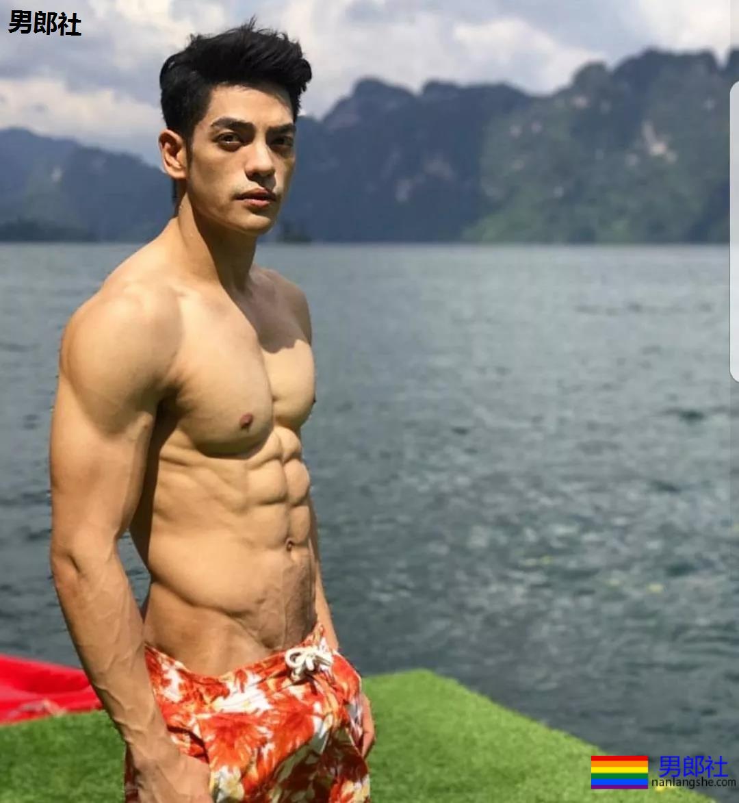 "摩擦生欲"，肌肉型男喷血床上私照。 - 51虹马