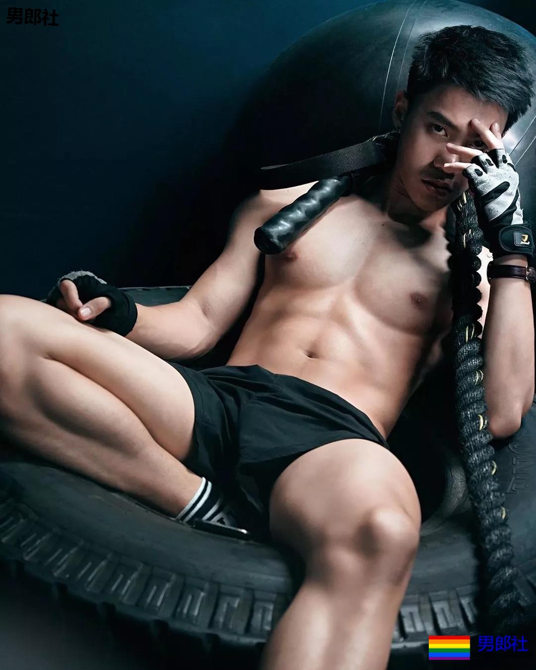 "摩擦生欲"，肌肉型男喷血床上私照。 - 51虹马